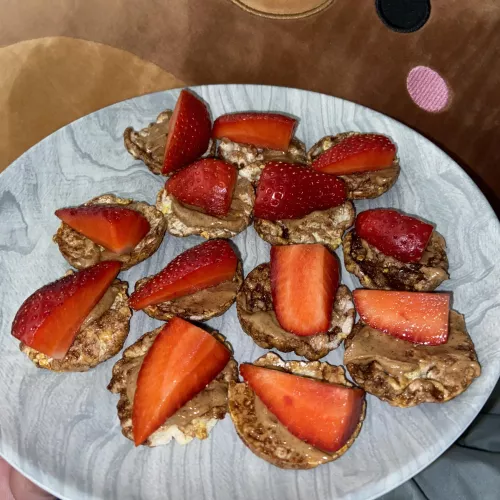 My favorite little snack lately is chocolate rice cakes with almond butter & strawberries! Last Wednesday I fell & hurt my ankle + tore up my knee, but I’ve been getting taken care of like a princess the whole week while recovering. 🥲ðŸ“ðŸ‘