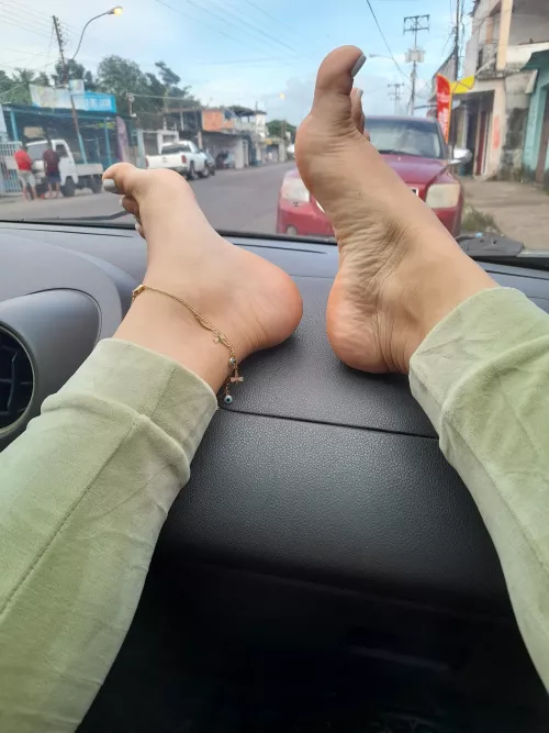 My feet are very tired. They want a rich massage