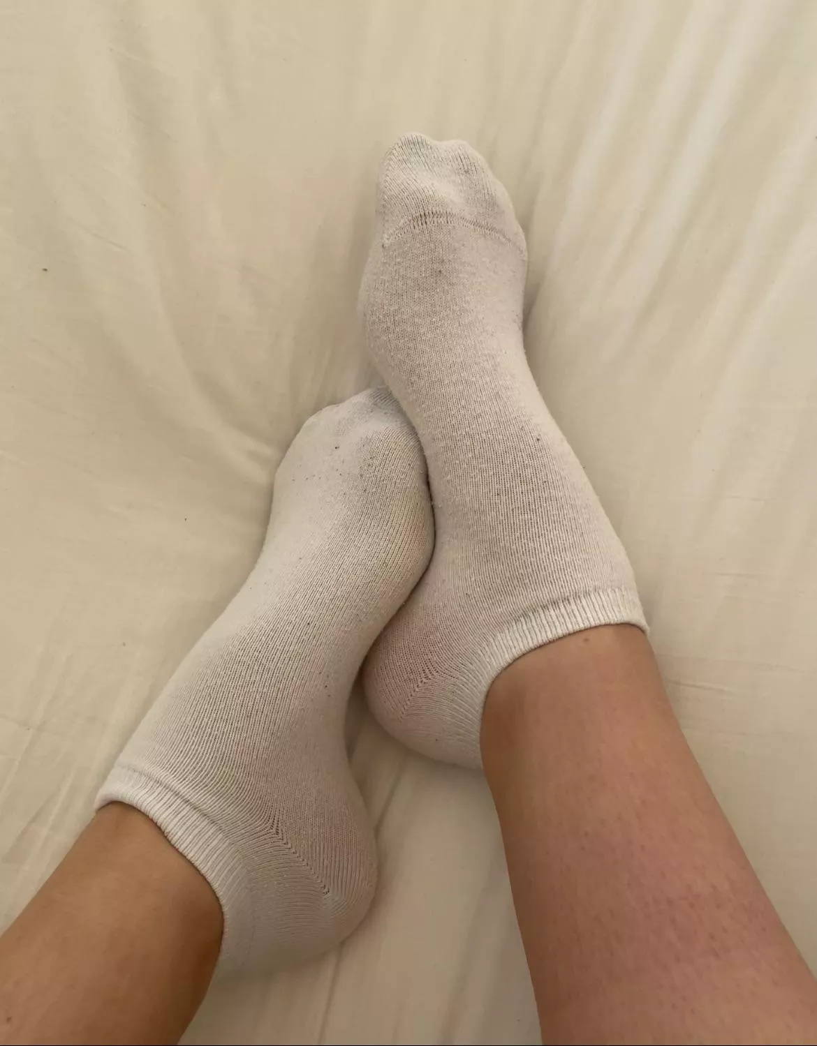 My feet need to be worship, who wants to slave for them?👑