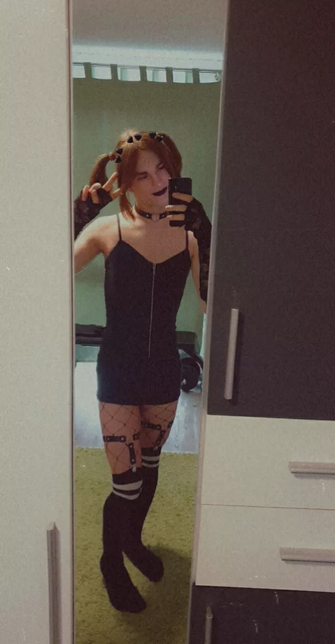 My first outfit🥰🖤