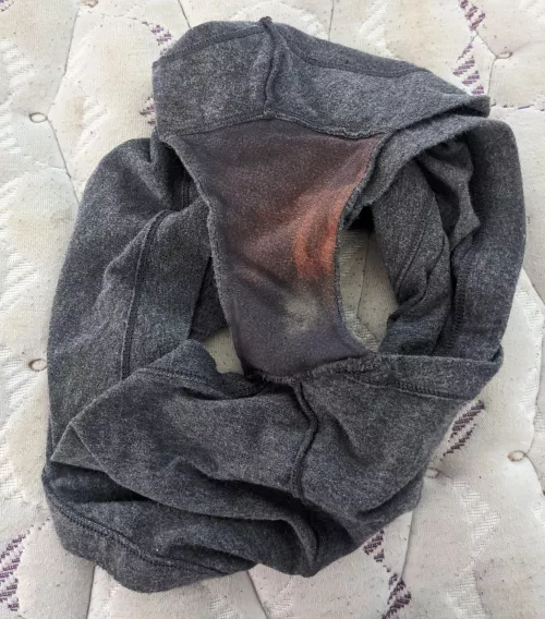 My gf's cousin wore these to the gym yesterday. The smell and taste of her pussy and ass sweat was beyond sexy!