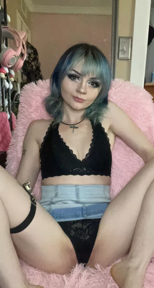 My little pussy needs a big cock 🤍