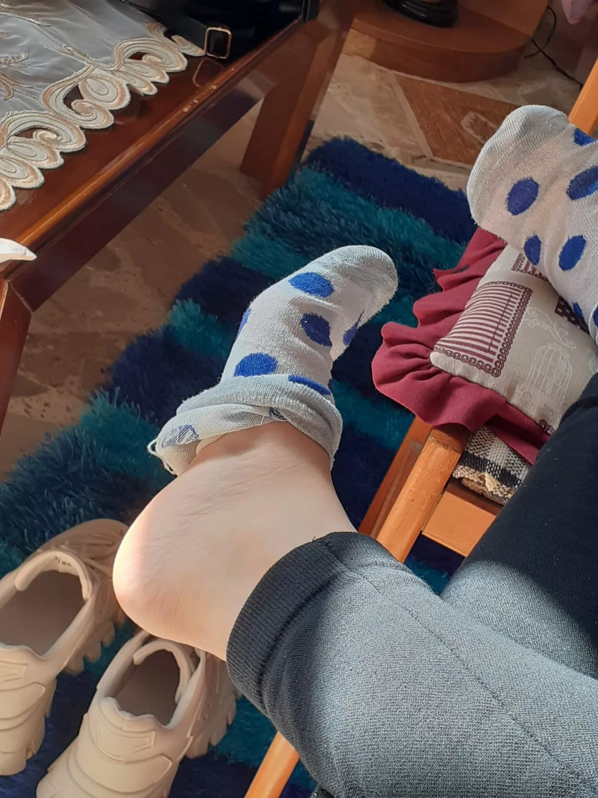 My sweaty feet want to be licked. Any volonteers? 👅