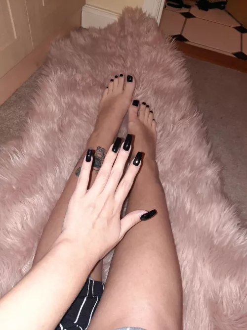 nails match my toes