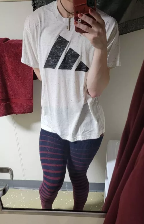 Need me a thicc femboy gym buddy to push plates on squats ^_^