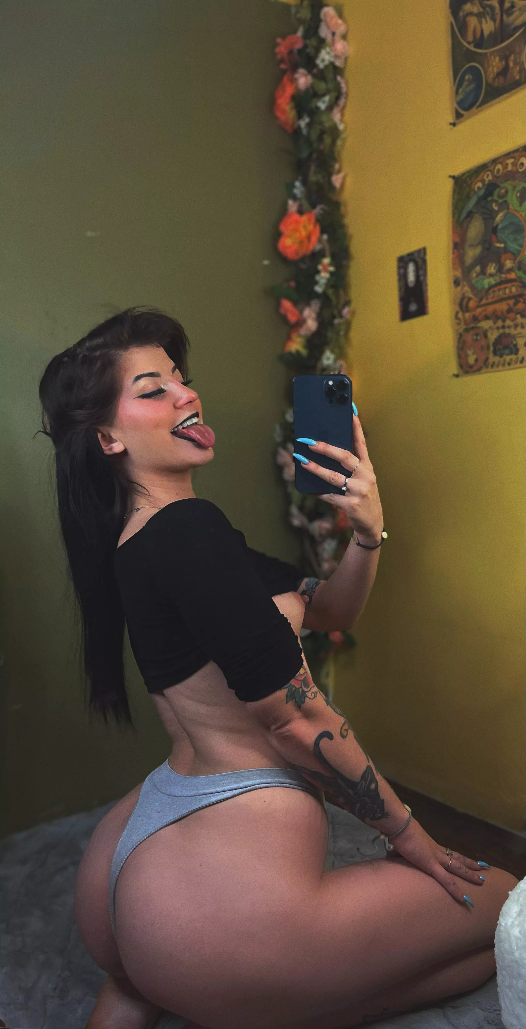 Need someone to pack my bong while I take hot pics 😫