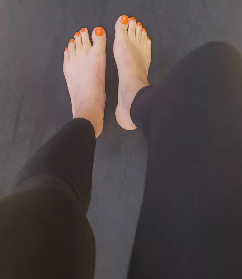 New color on my yummy toes!!! 🧡🧡🧡