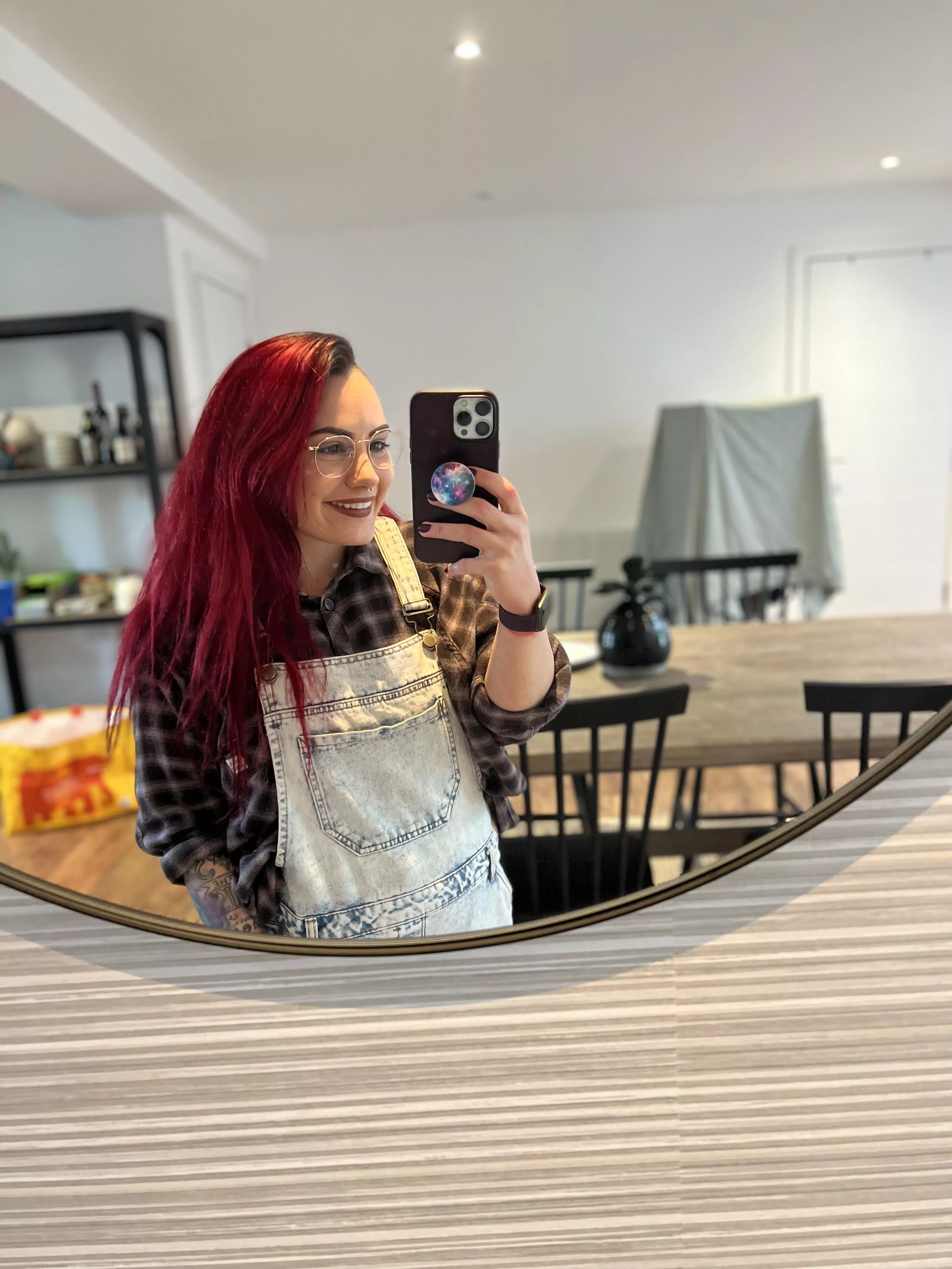 Not a nude but I got new glasses 😌