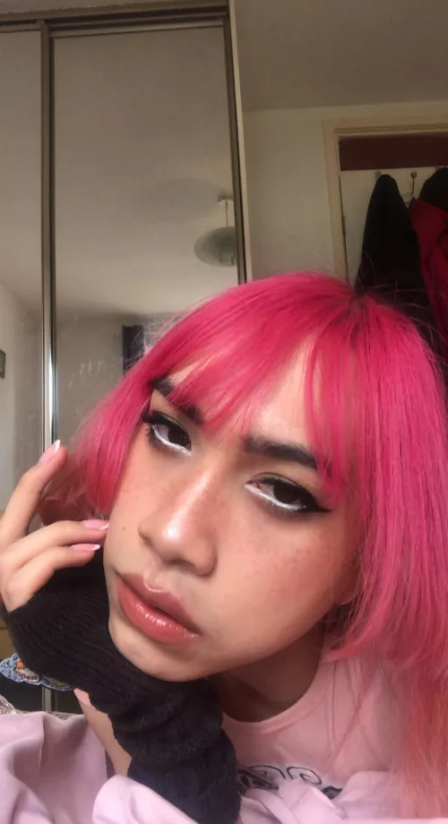 Not sure why my head is nearly at a 90 degree angle but hi 🥹