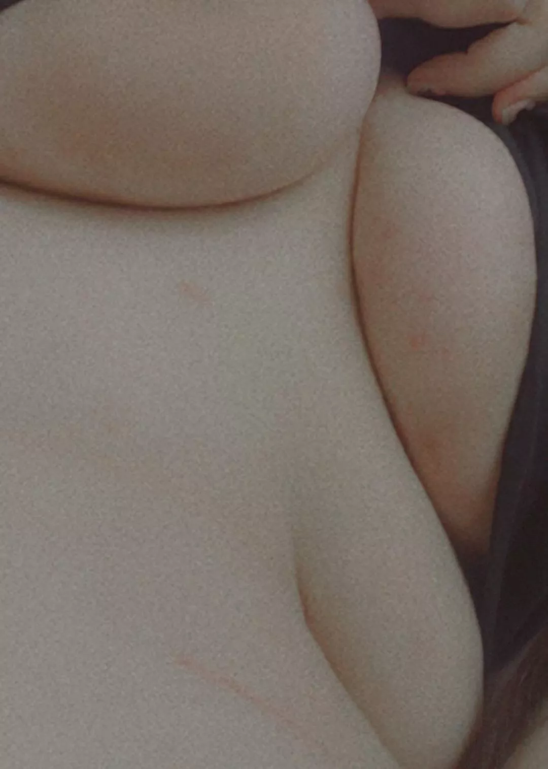 nothing like soft rolls and big tits 🤭