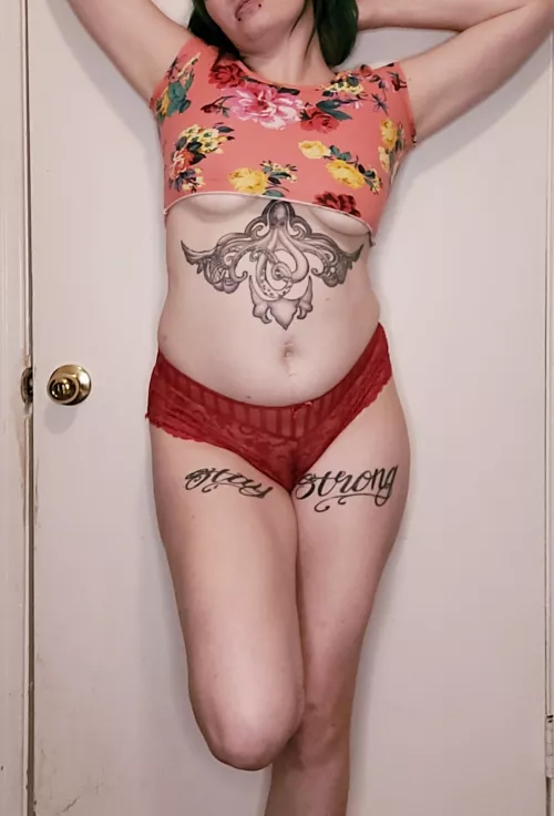 Nothing wrong with a little underboob 😘