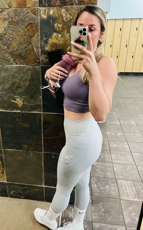 Of[f] to hit legs.. gotta get some booty on this 5’11” frame 🍑