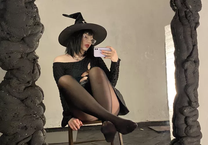 Oh no…I’m horny🥺 help me pls