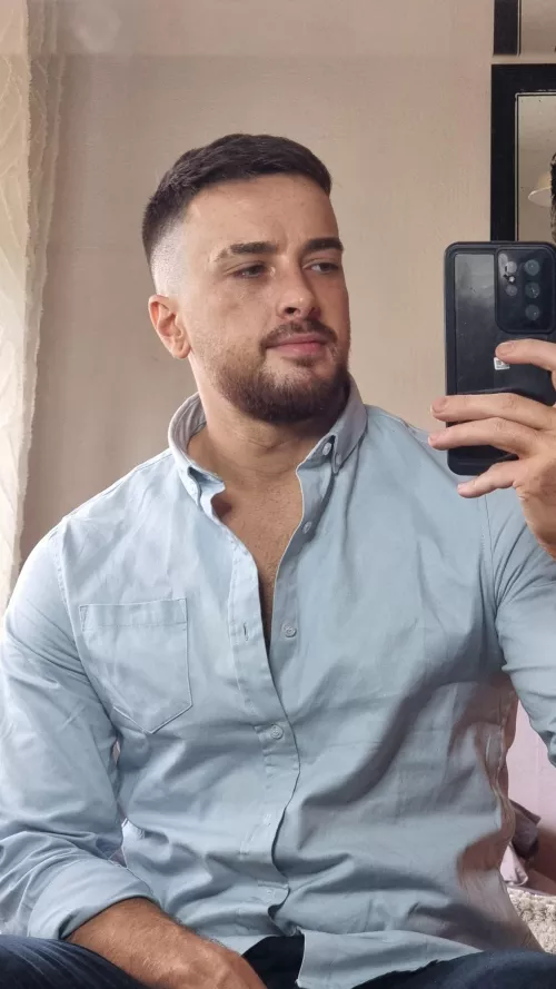 On rare occasions, I'll make an effort and wear a shirt. Happy Bank Holiday Lads 🇬🇧