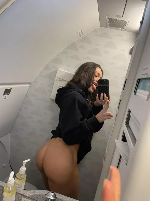 On the plane to miamiiiii let’s party 😈😈😈🥳
