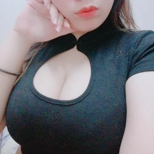 One of my favourite tops, it has a tiddy window 🥺