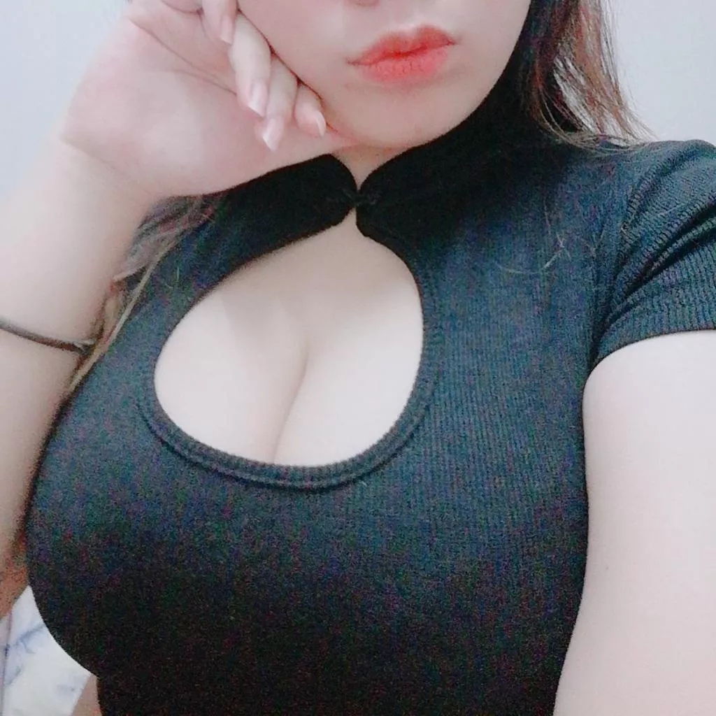 One of my favourite tops, it has a tiddy window 🥺