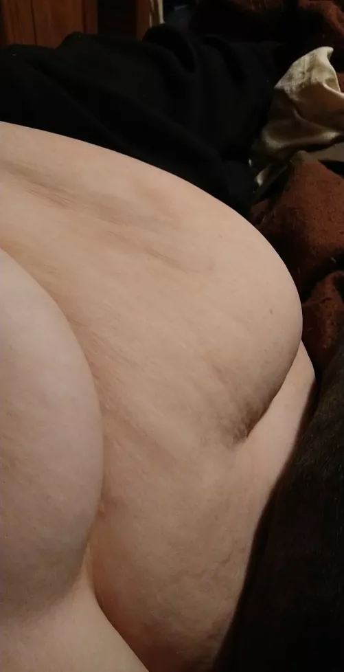 One thing I've discovered is that sometimes people just want to see my belly when I'm laying on my side. To see the little divot it makes I guess. Here's yet another belly pic.