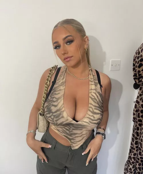 Only 18 and already got massive tits 🔥