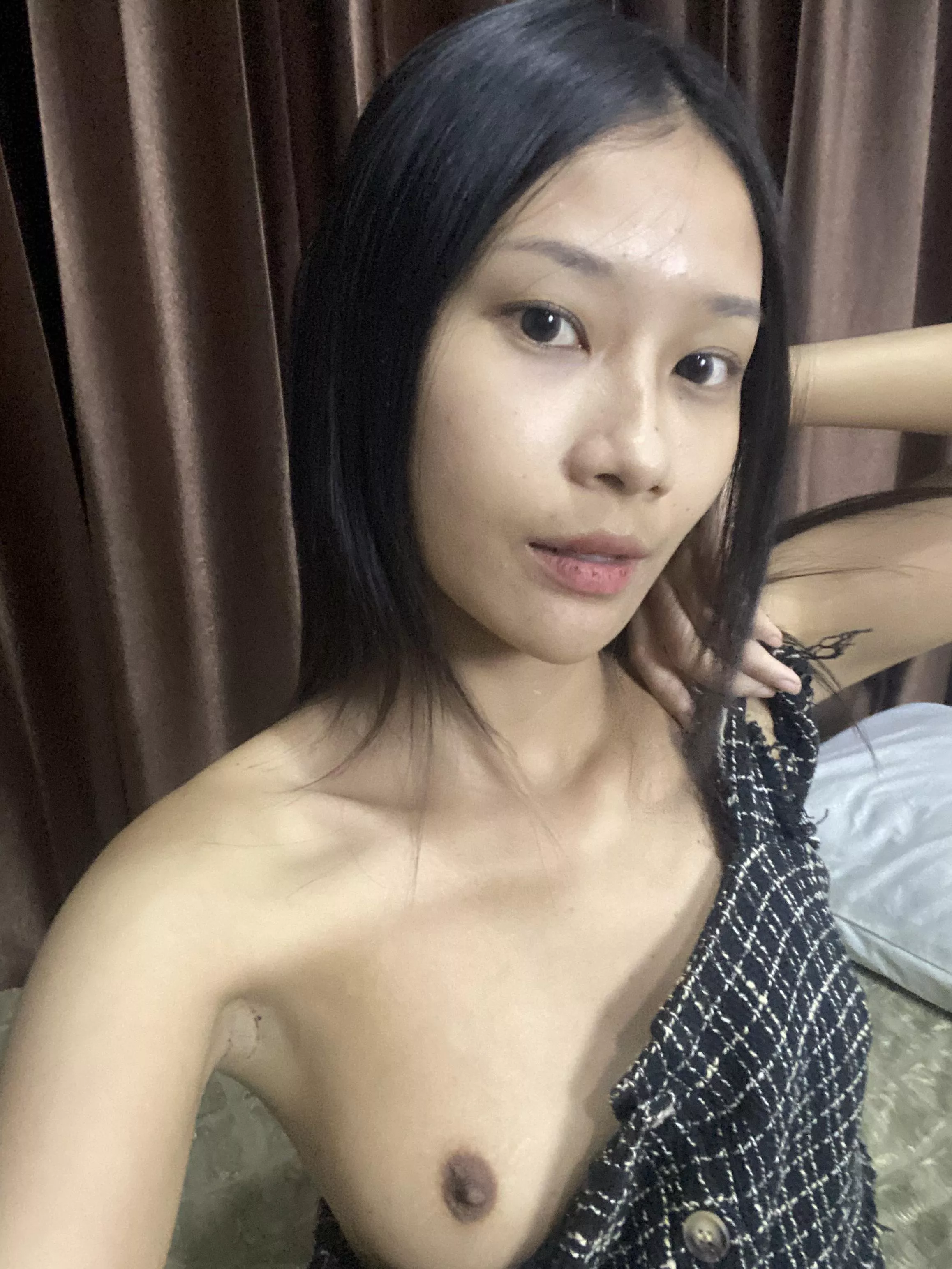 Oops my dress slipped while selfie 😋