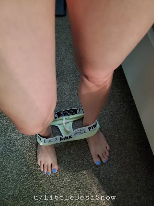 painted toes and neon panties 😘