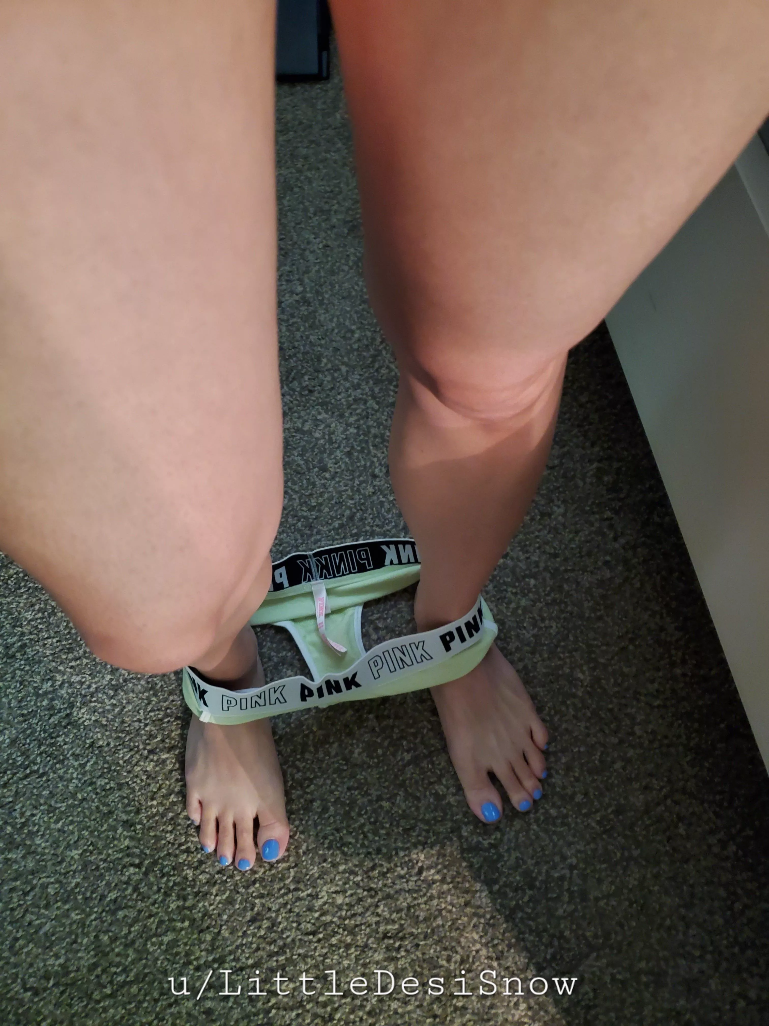 painted toes and neon panties 😘