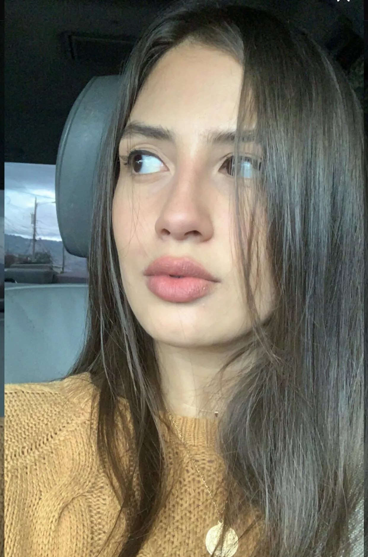 People tell me I have the best dick sucking lips… what do you think? 😏