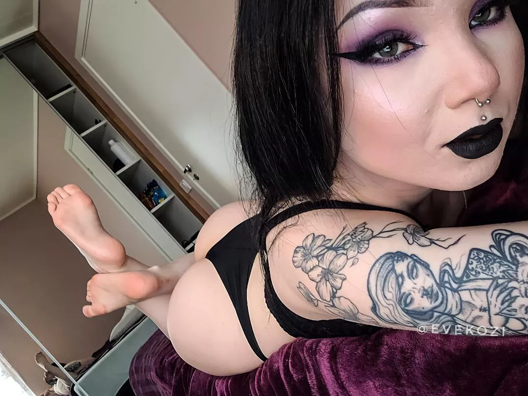 Perfect position to suck your dick. do you aggree?