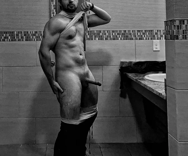 Perk of early morning workouts…empty locker rooms😈