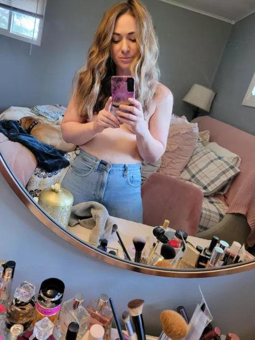 Petite slimthicc blonde