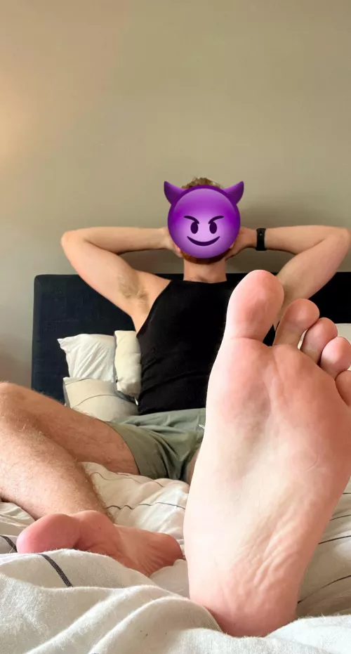 Pits and feet who wants a lick 👅