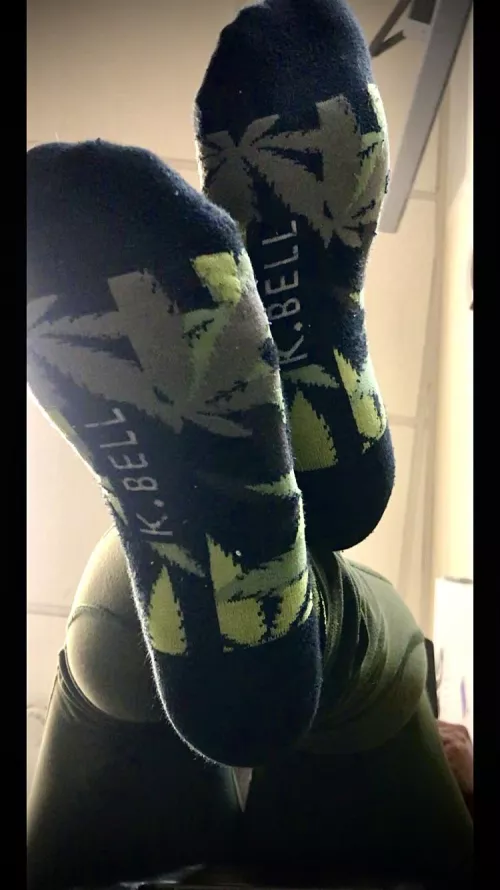 Post 4/20 Workout🍃💨😶‍🌫️. Just finished training clients and had a killer leg day🥵 lay under my stinky socks. 😈😈