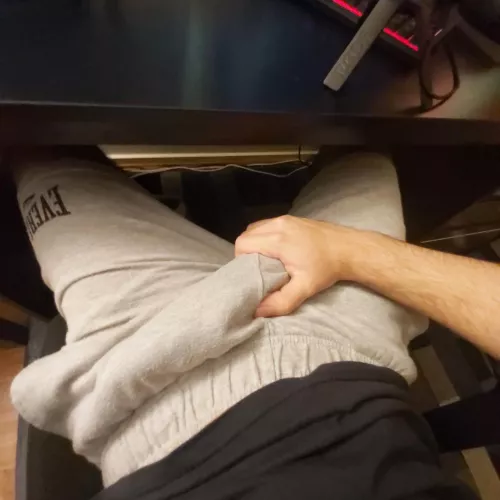 pov: i tell you to get to work under the desk 😏