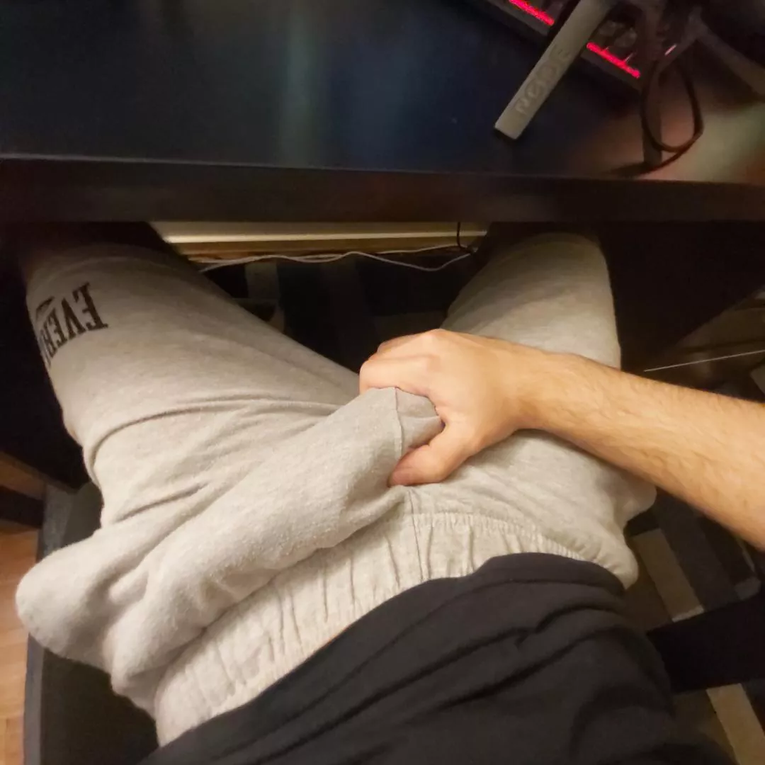 pov: i tell you to get to work under the desk 😏