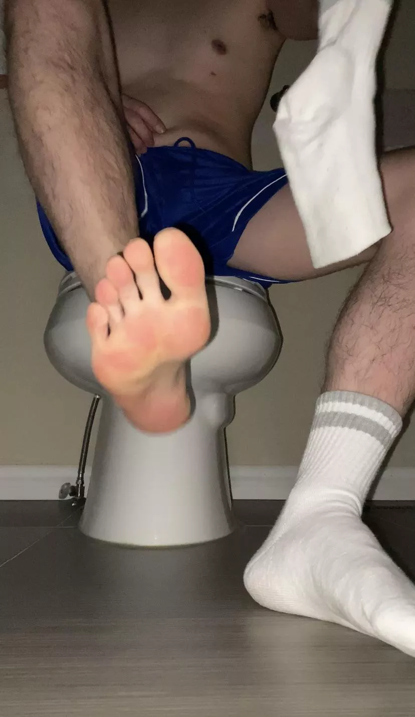 POV: you can’t decide which to sniff first, my sweaty feet or my stinky socks 😈 cashpigs HMU to worship