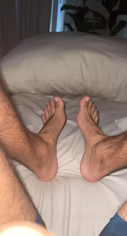 Pretty feet 🏄🏽‍♂️ DL surfer bro 😎 kinks: pits, musk, cum, feet, bareback sex and more