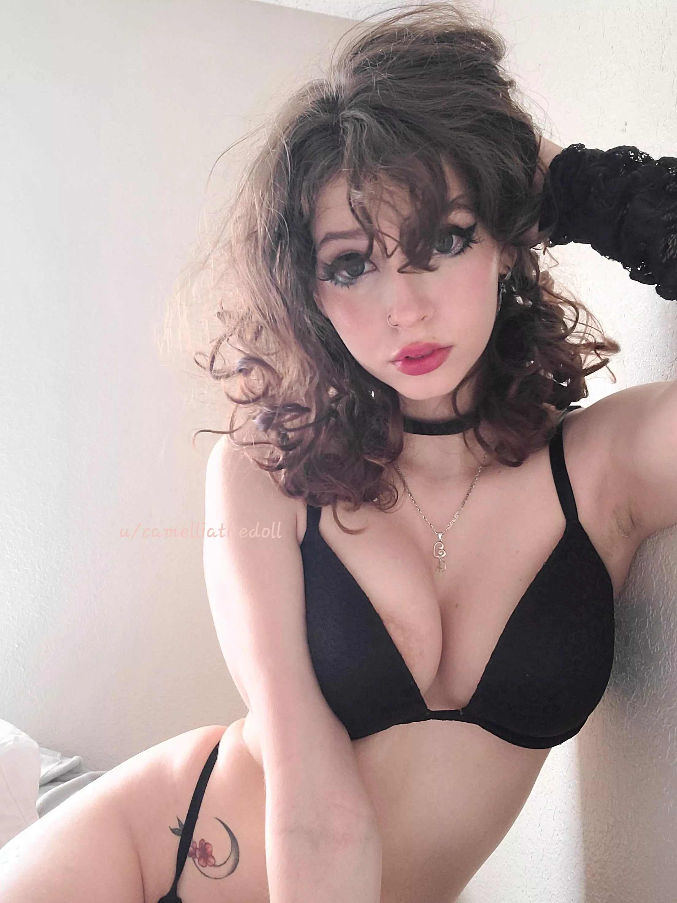 Put a collar and a leash on me and make me your lil goth fuckdoll, just make sure it's a cute collar please?