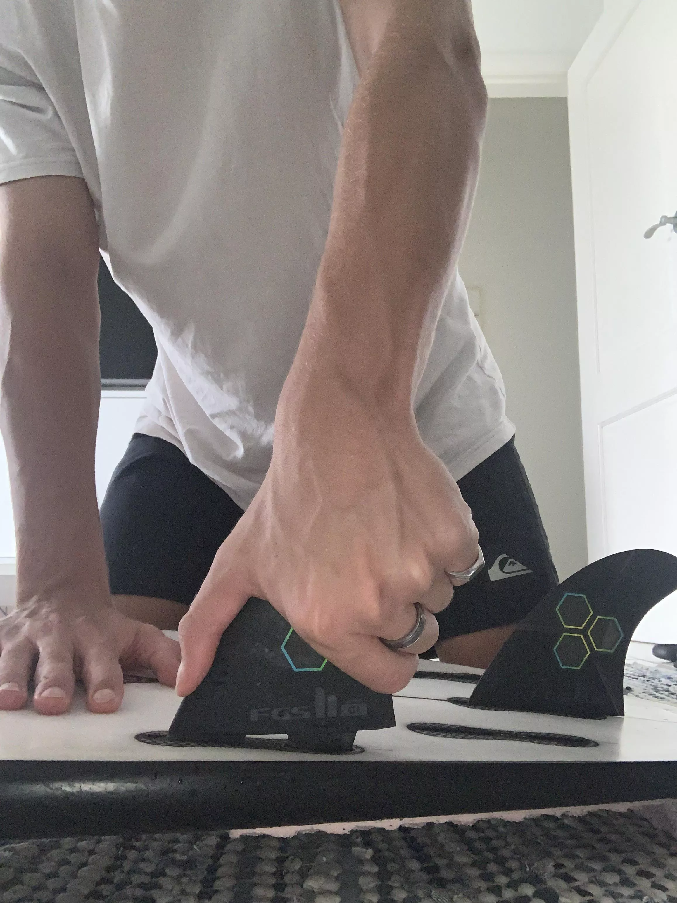 Putting new fins in my board ✌🏽
