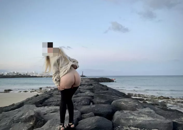 Quick beach flash 😆