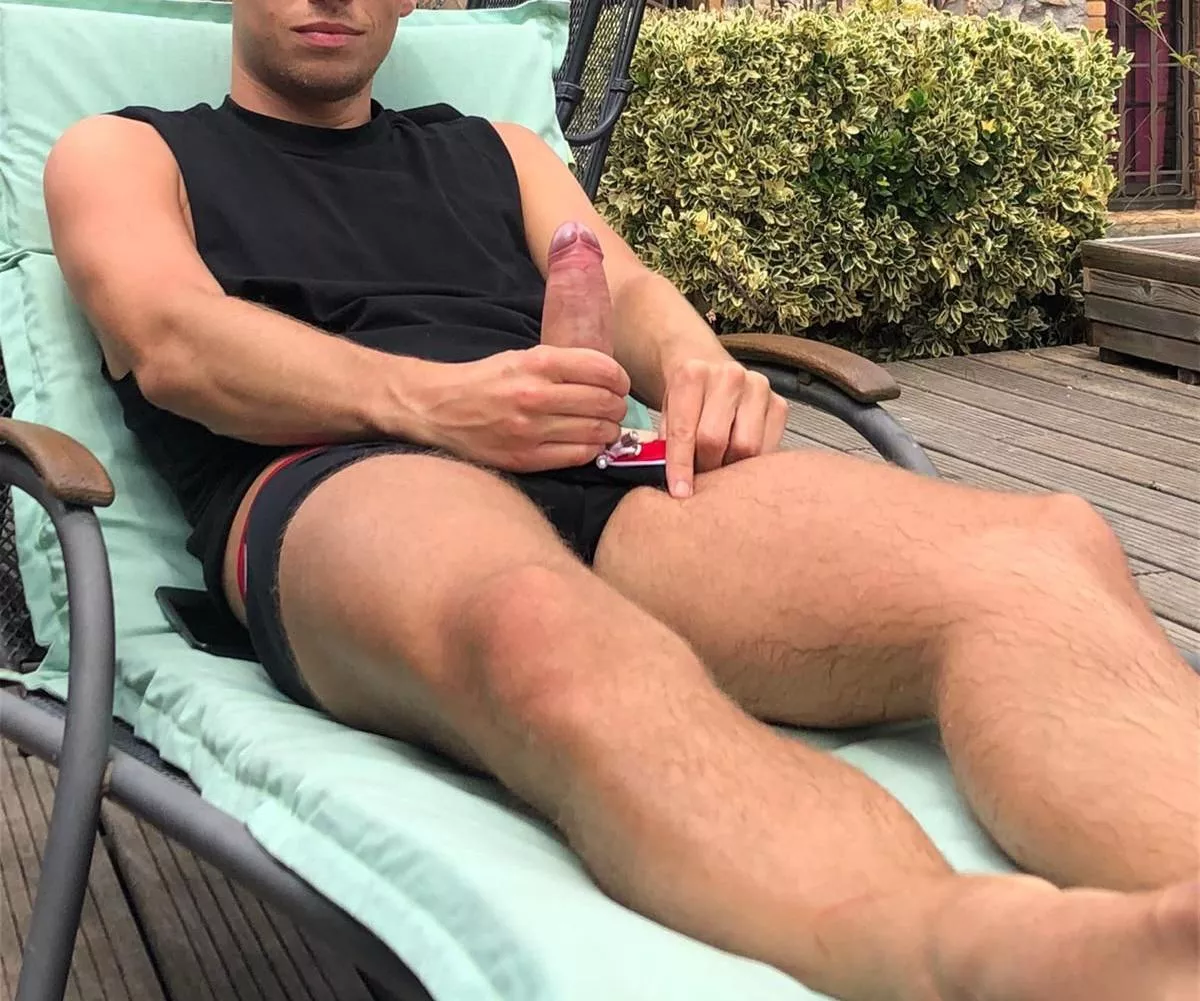 Quick poolside wank 😉