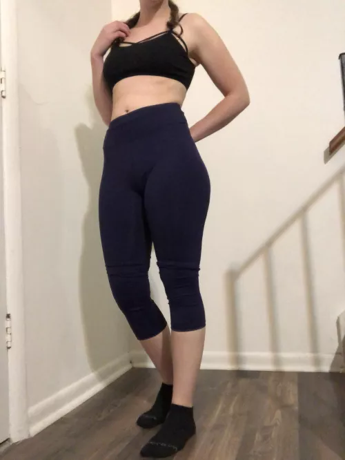 Ready to stretch or have my pussy stretched😈