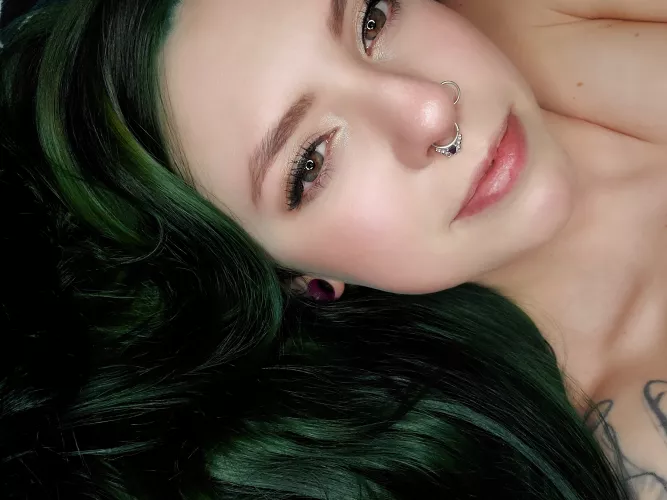 Red eyes, cute face💁🏼‍♀️🖤 feelin flirty😏