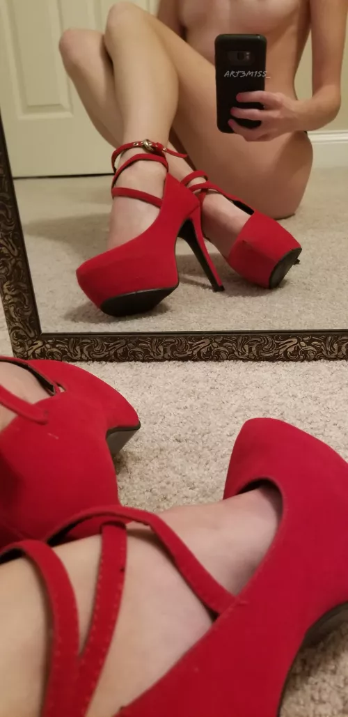 Red high heels [F]
