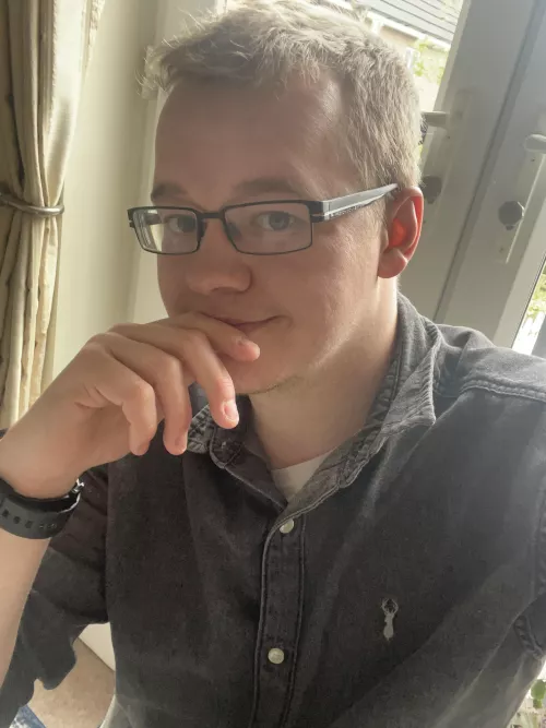 Relaxing at home before the day starts, how is everyone doing? 😄