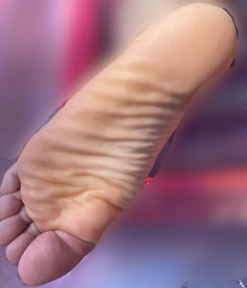 Rest your cock on my little soles 🖤