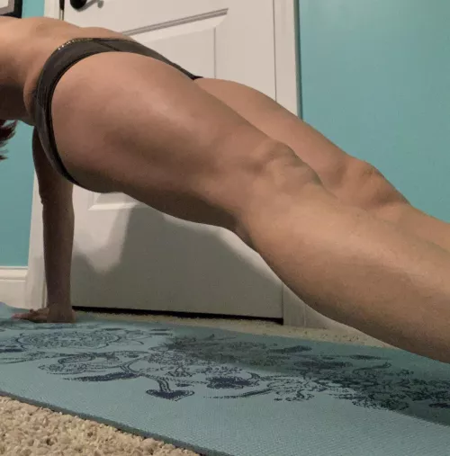 Reverse plank for your viewing pleasure. 👀