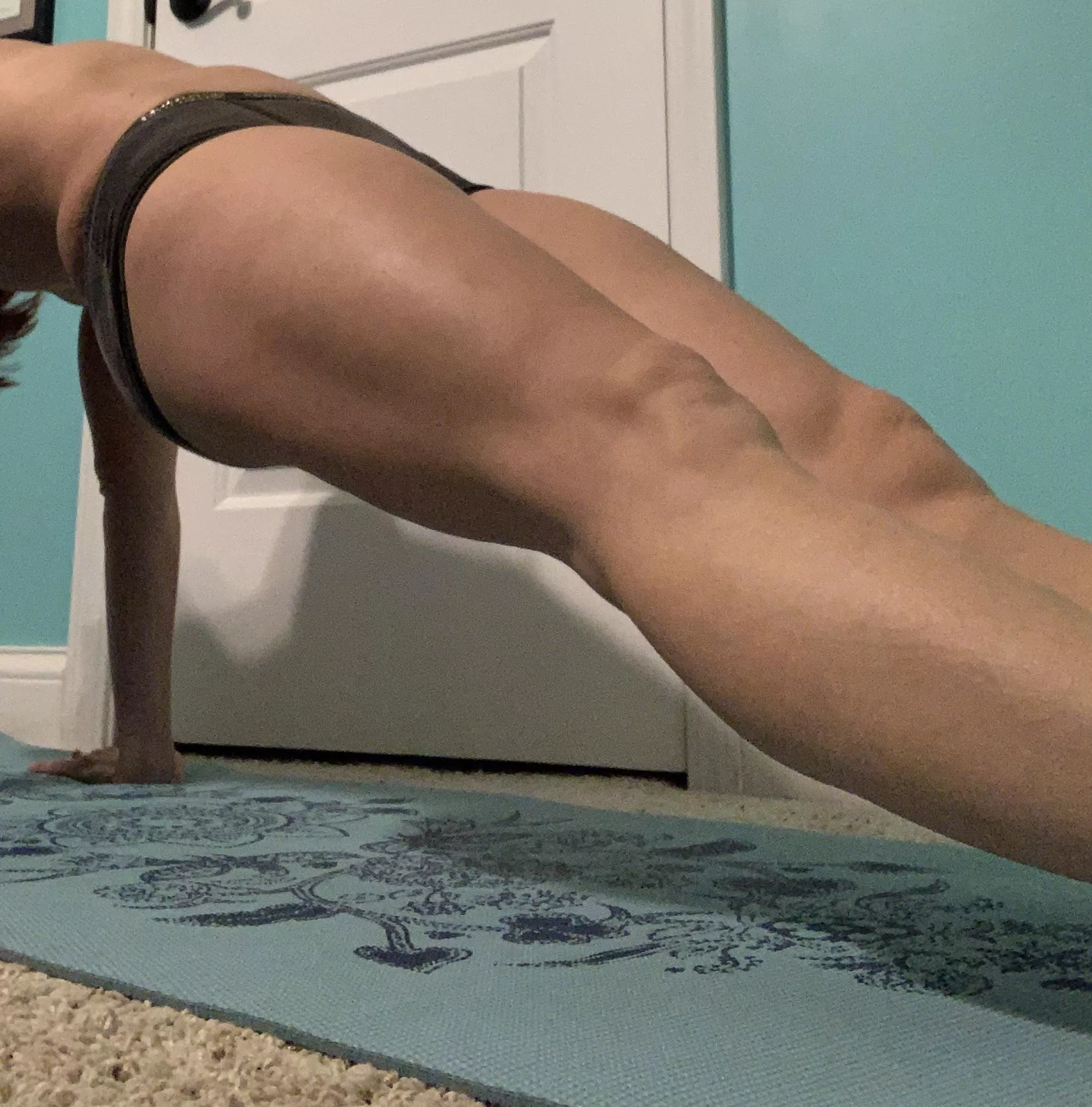 Reverse plank for your viewing pleasure. 👀