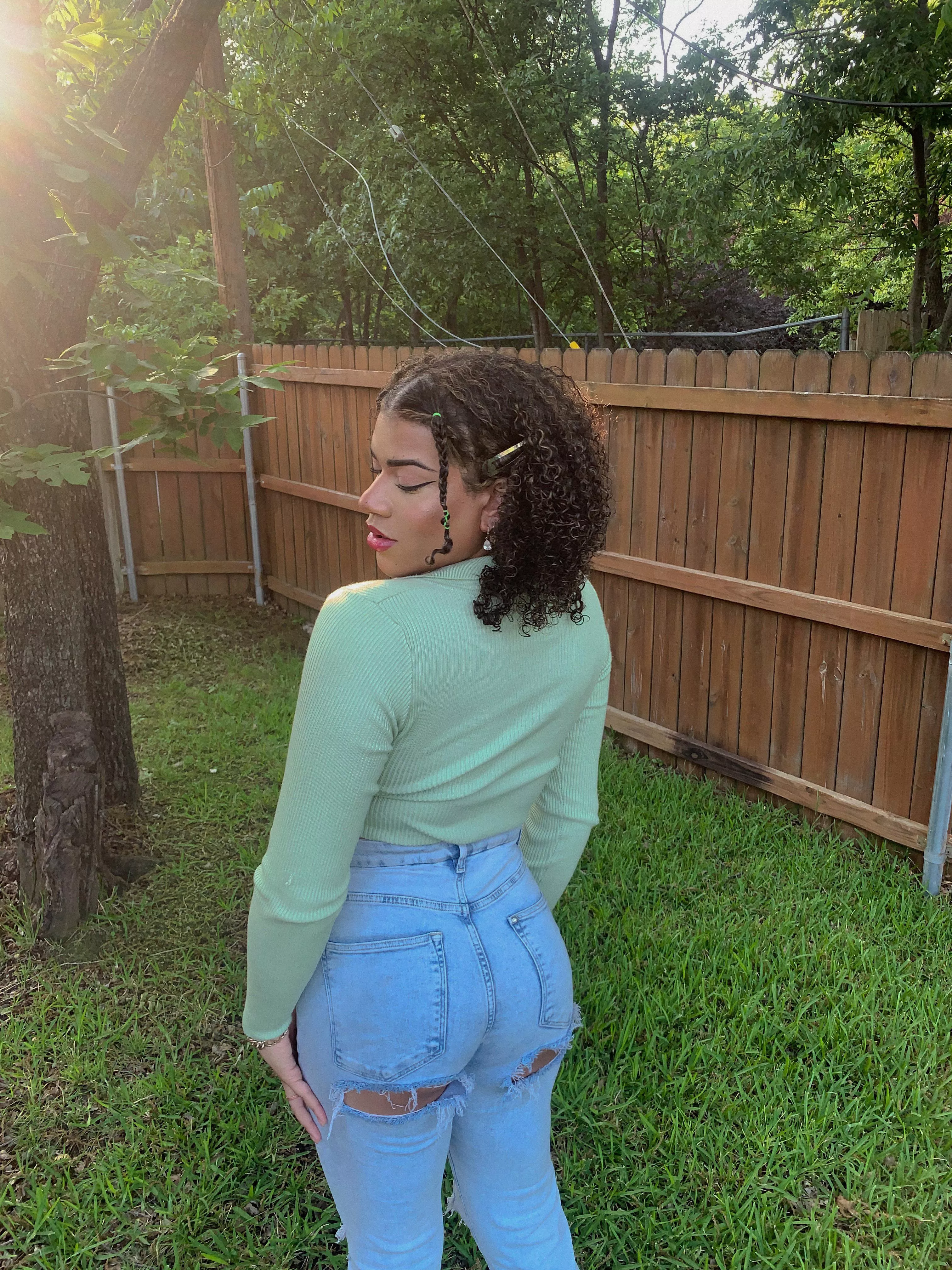 ripped jeans oops hehe🧚🏼‍♂️🧚🏼‍♂️