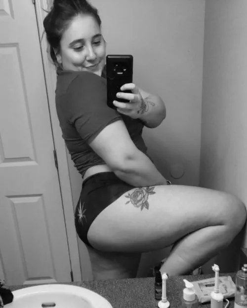 Roll me a blunt and then make me cum 😏