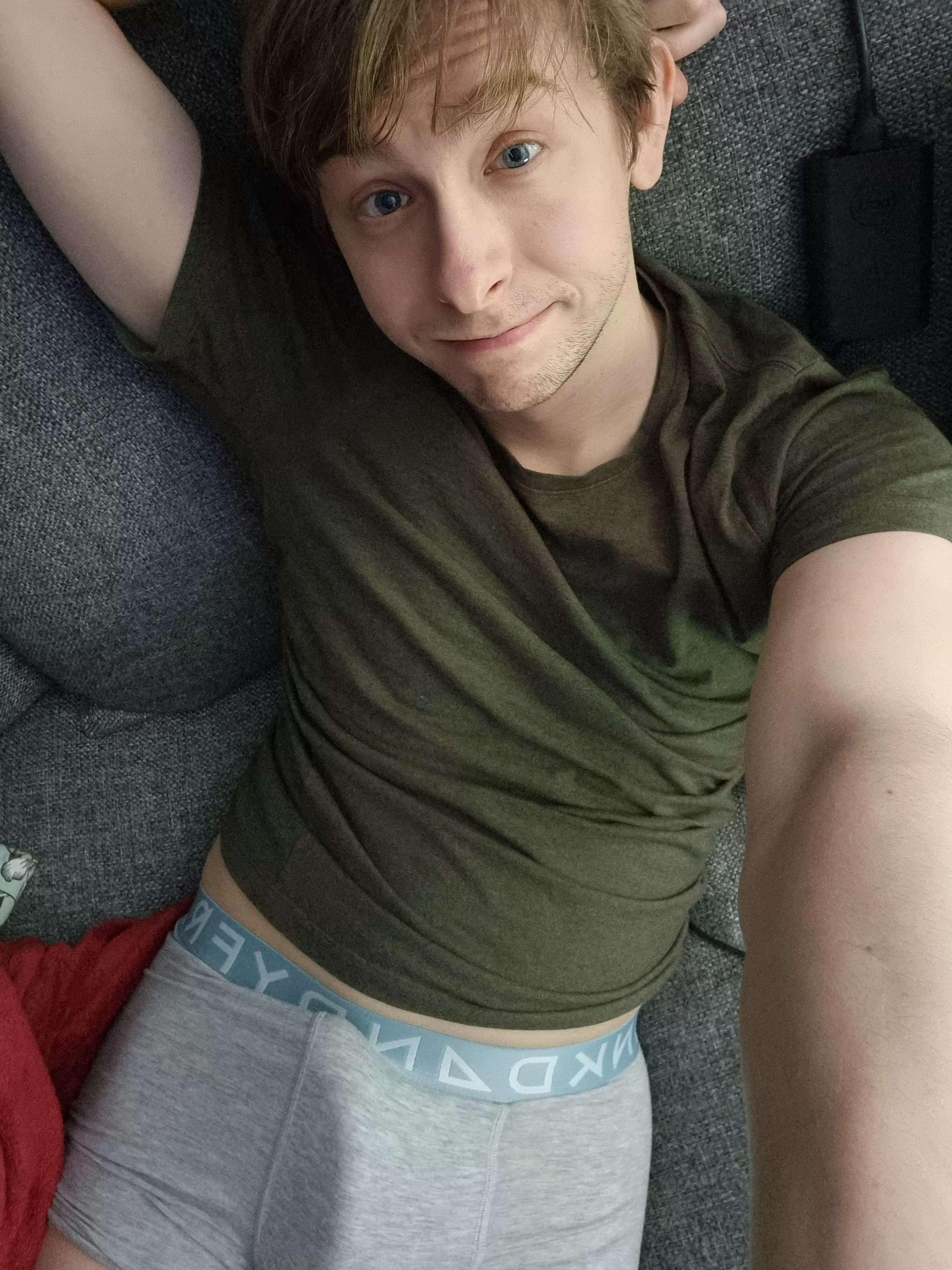 Sadly I don't own a pair of gray sweatpants so I hope this will be good enough 🥺🥰